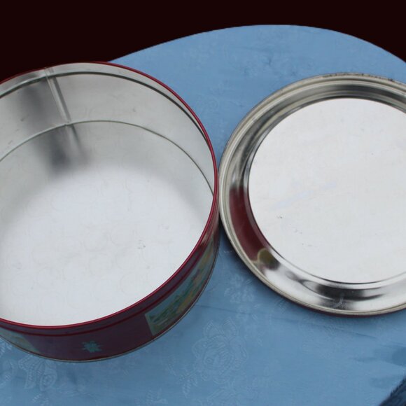 Rustic Round Metal Container with Heartwarming Family Imagery - ECU - Picture 2 of 8